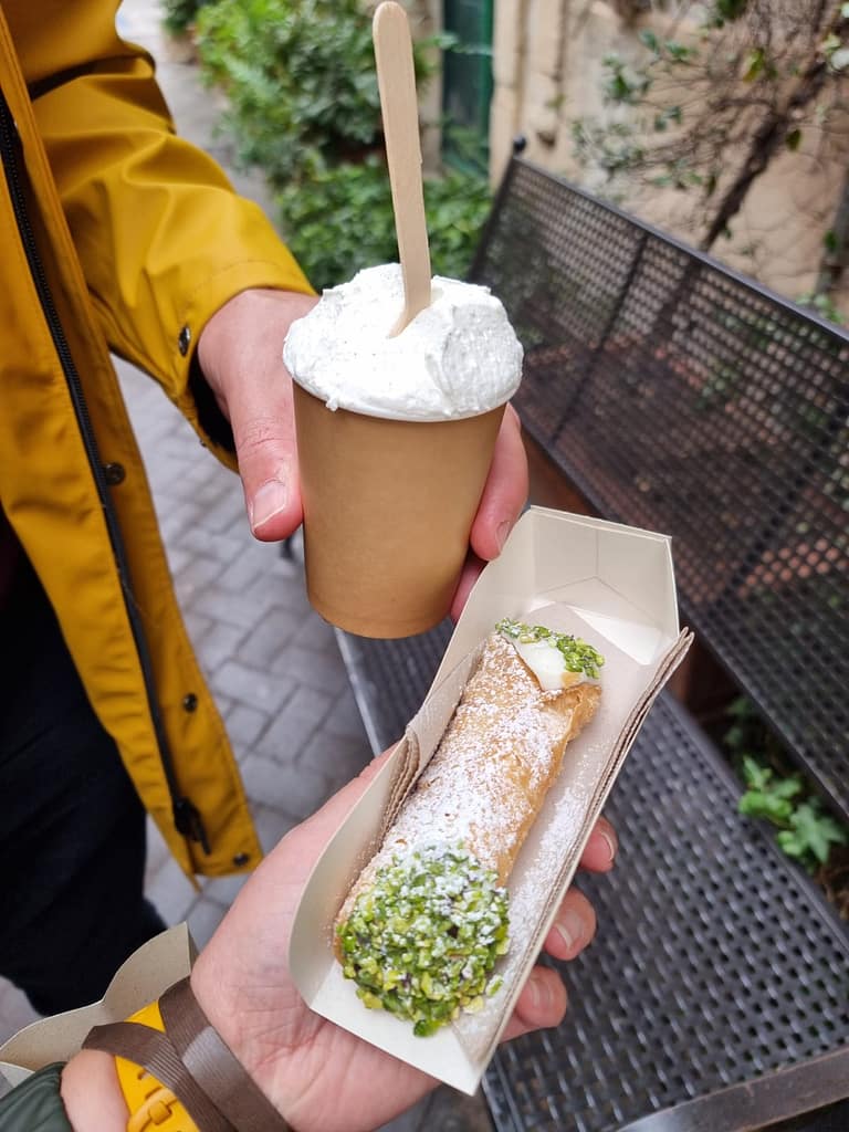 Foto van een overheerlijke cannoli en een beker chocolademelk.