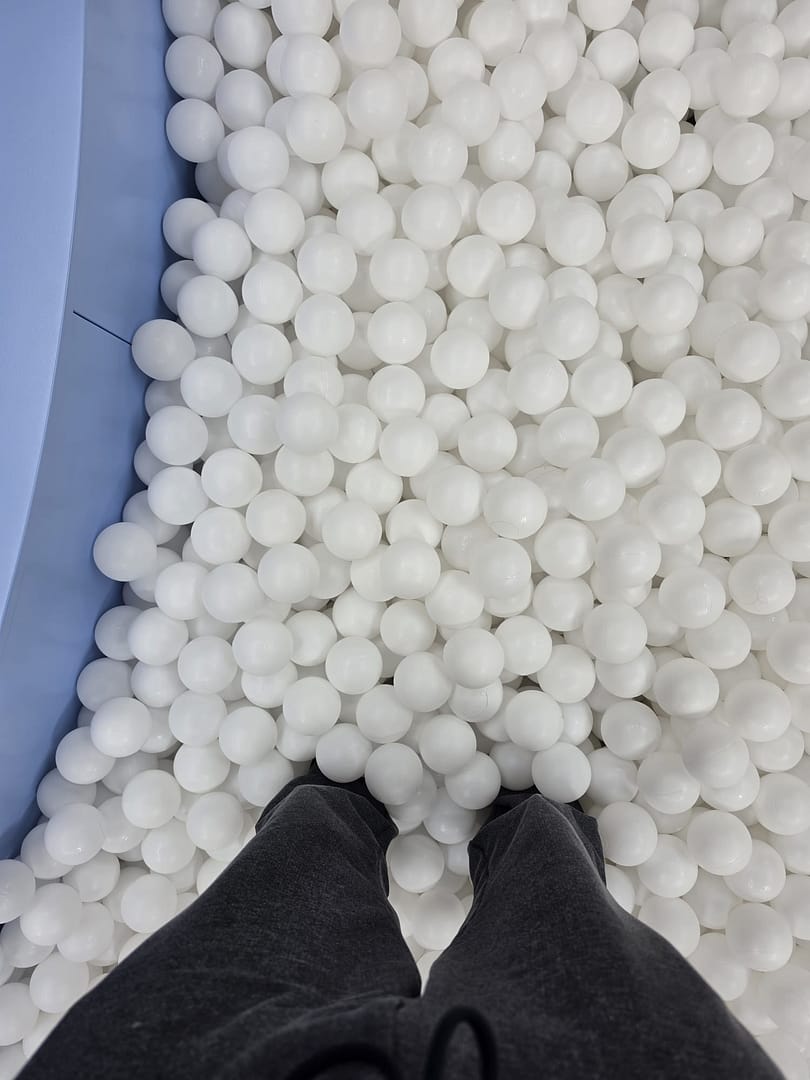 Tekeningen maken en in het ballenbad van Walter!